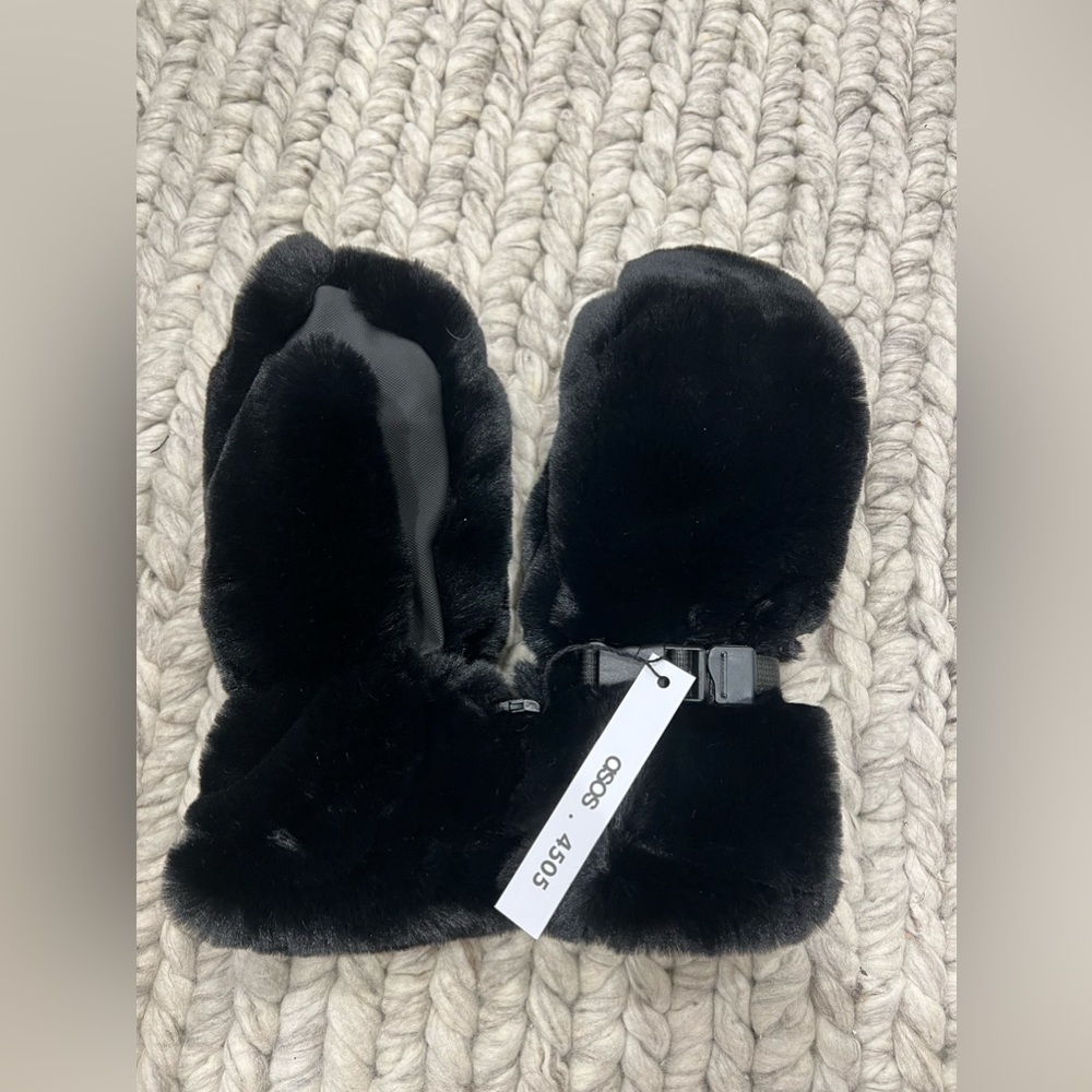 ASOS 4505 fur snow gloves.
